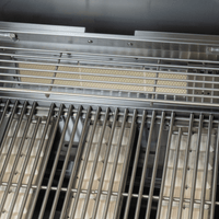 Churrasqueira a Gás Cuisinart Arkton 3 Queimadores 64cm em inox escovado com grelhas robustas, queimadores e bandeja coletora visíveis