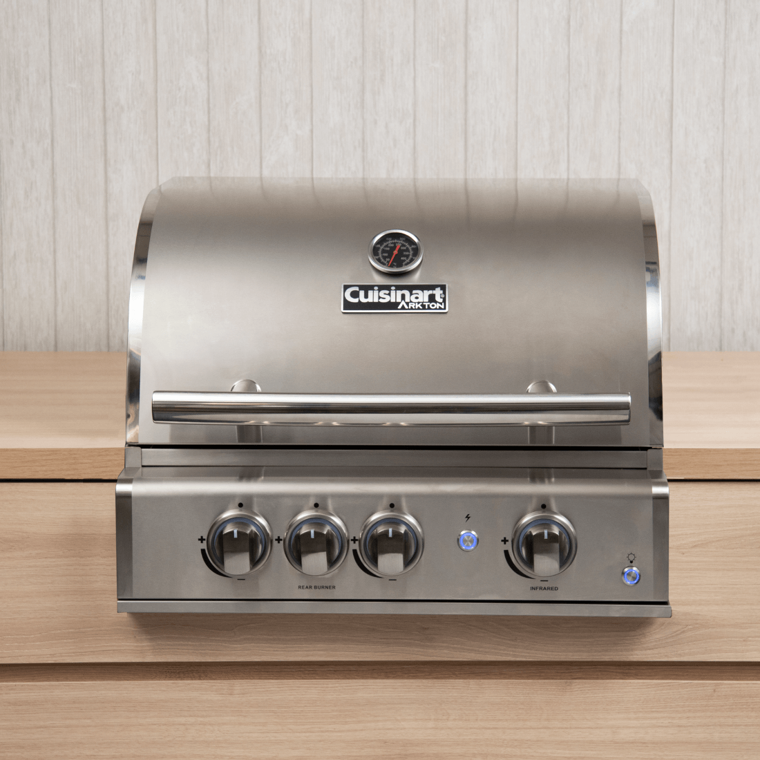 Churrasqueira a Gás Cuisinart Arkton 2 Queimadores e Sear Zone 64cm em inox escovado, tampa com termômetro, 2 queimadores e painel com botões