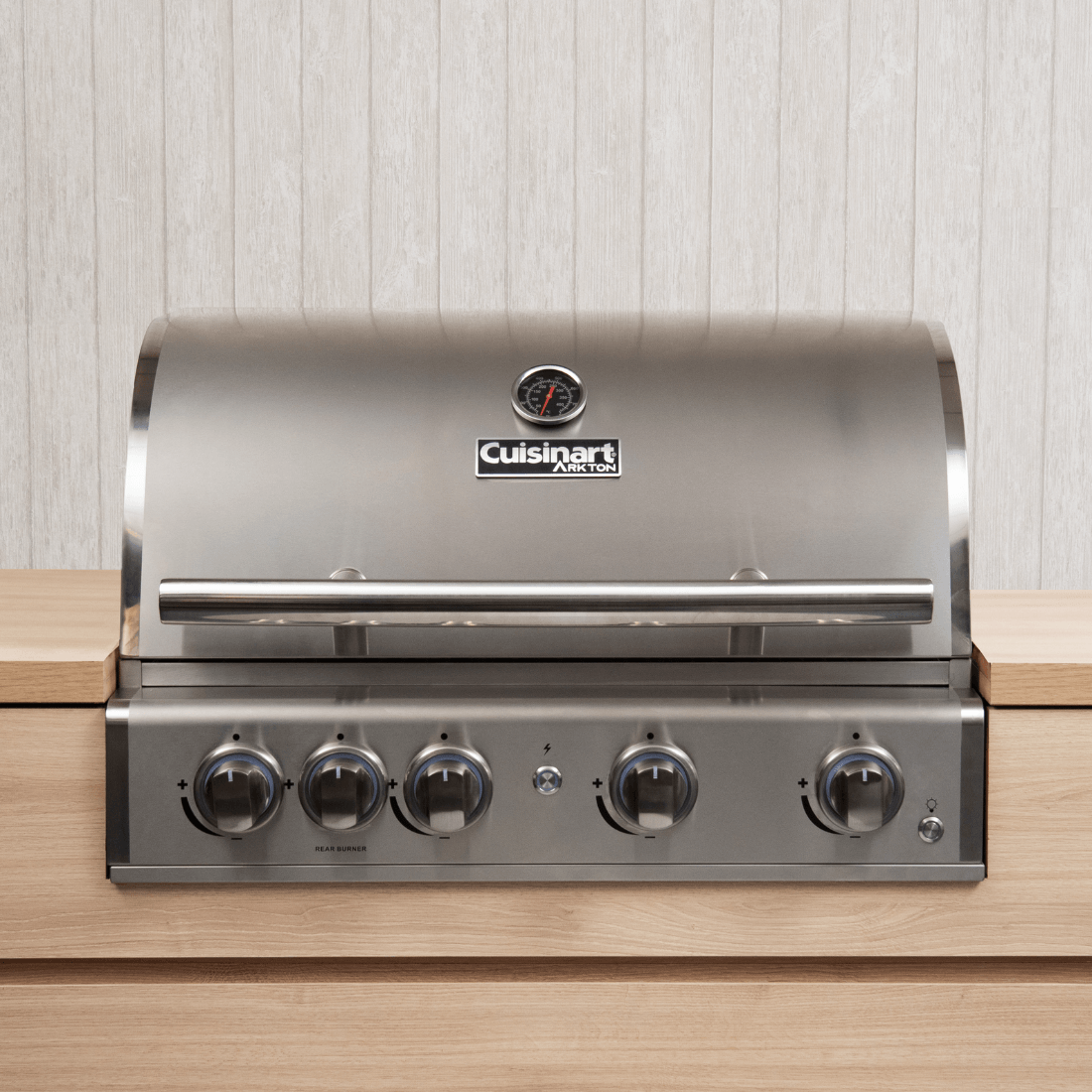 Churrasqueira a Gás Cuisinart Arkton 4 Queimadores 74cm inox embutida com tampa curva, 4 botões e puxador cromado, design premium