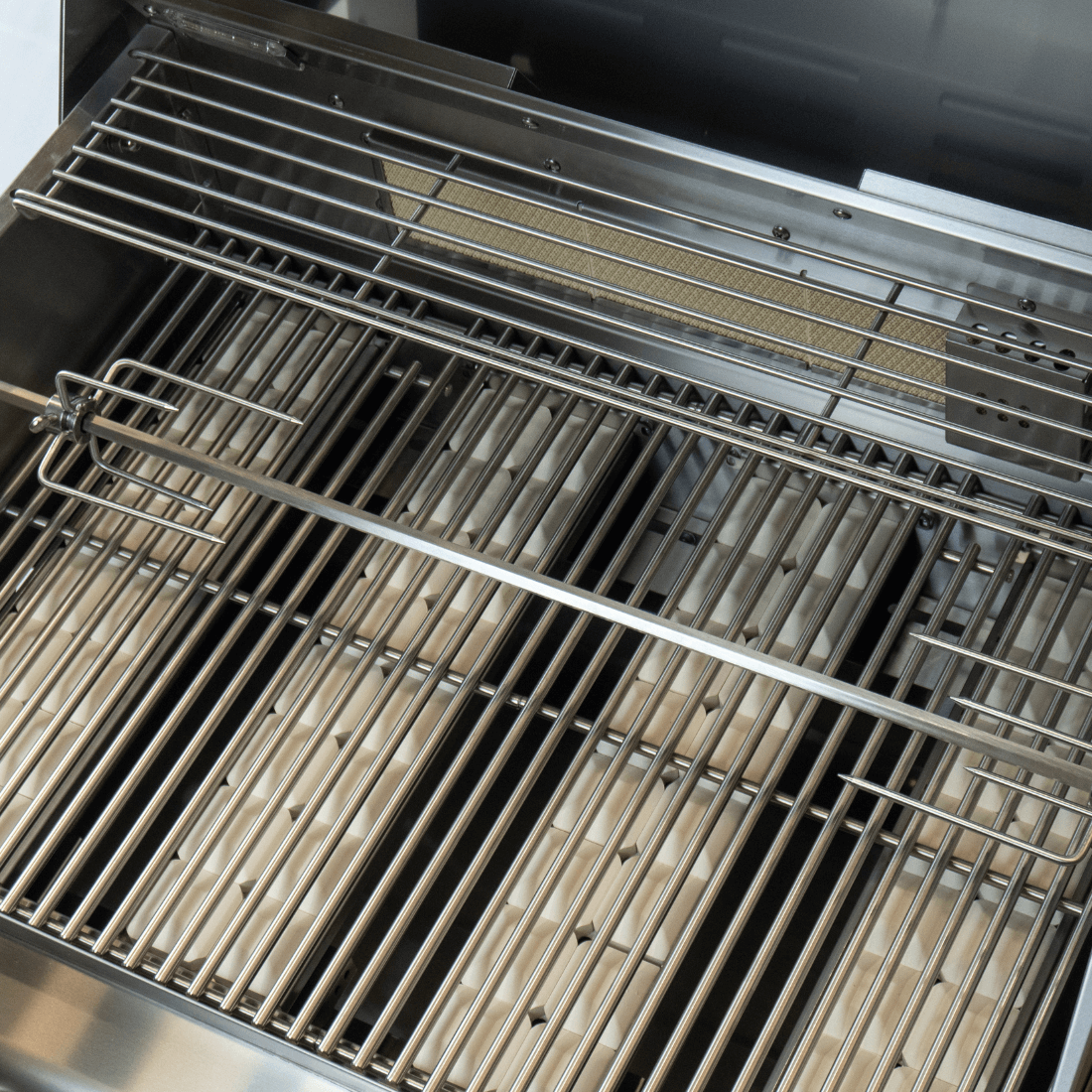 Churrasqueira a Gás Cuisinart Arkton 4 Queimadores 74cm em inox escovado com 4 queimadores visíveis, grelhas e tampa interna