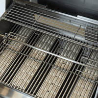 Churrasqueira a Gás Cuisinart Arkton 4 Queimadores 74cm em inox escovado com 4 queimadores visíveis, grelhas e tampa interna