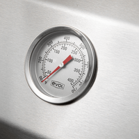 Churrasqueira à Gás Evol Modena 28'' Inox 3 Queimadores 70cm com termômetro embutido em inox escovado, acabamento e marca visíveis