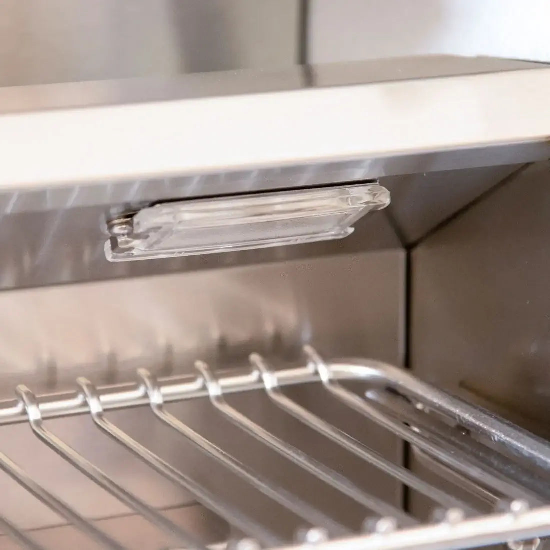 Churrasqueira à Gás Evol Modena 28'' Inox 3 Queimadores 70cm inox com grelha e lâmpada interna, acabamento escovado e bandeja coletora