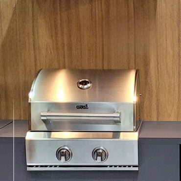 Churrasqueira à Gás Evol Capri 2 Queimadores Inox 55cm em inox escovado para embutir com tampa curva, puxador e 2 botões de regulagem