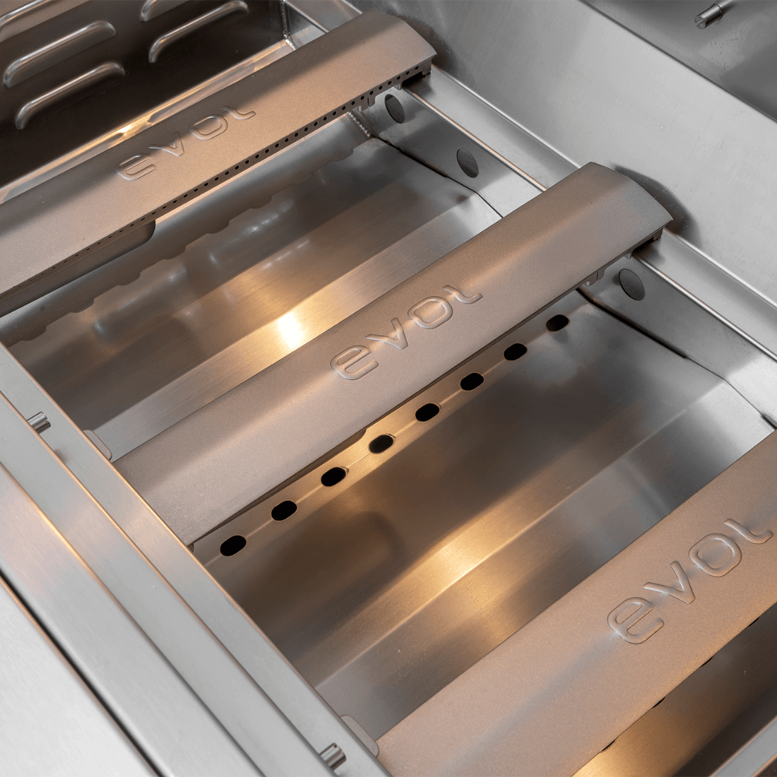 Churrasqueira Evol Modena 34 Inox 3 Queimadores 86cm mostrando queimadores em inox escovado, grelhas e acabamento interior