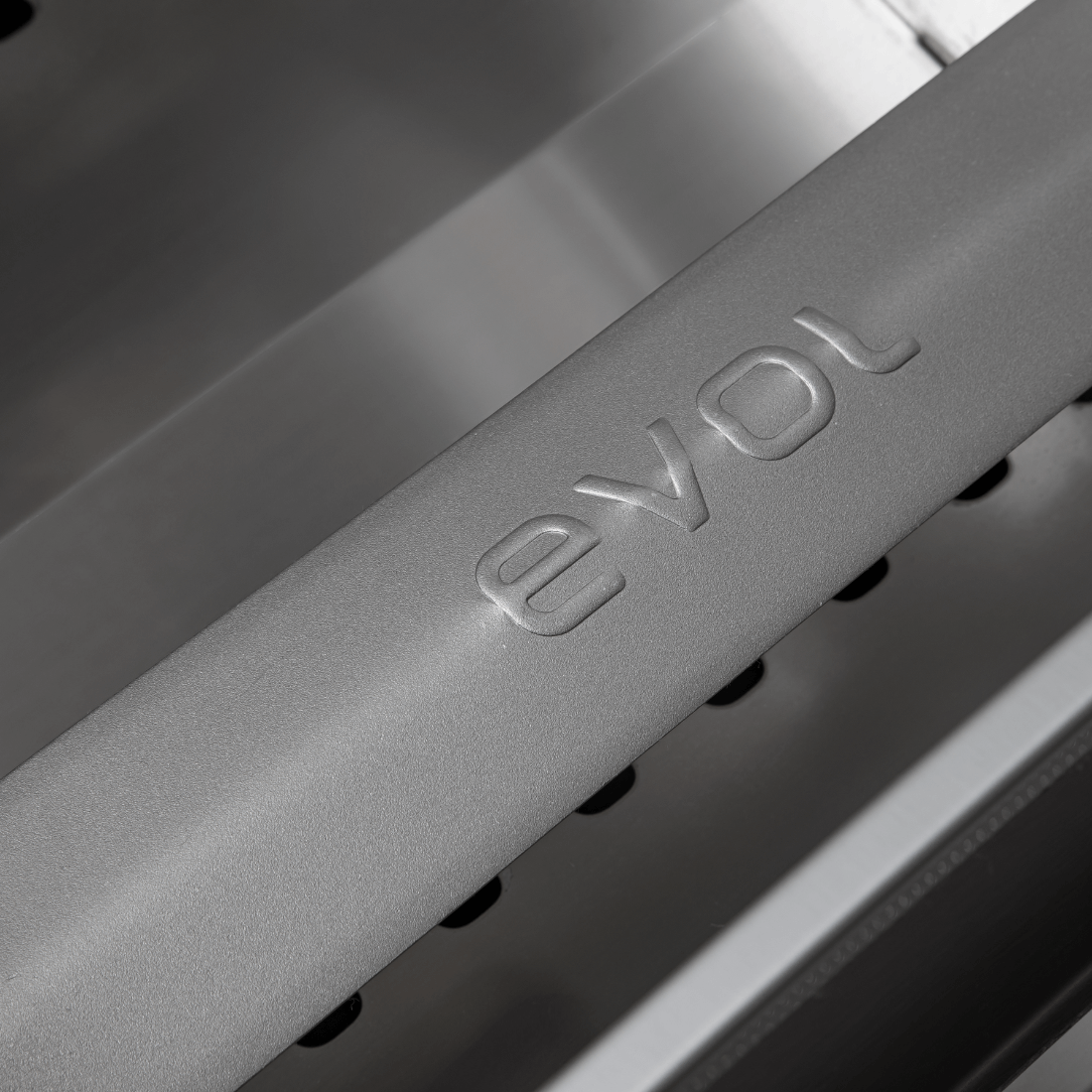 Churrasqueira à Gás Evol Modena 28'' Inox 3 Queimadores 70cm Evol inox escovado com logo, tampa articulada e puxador embutido para área gourmet