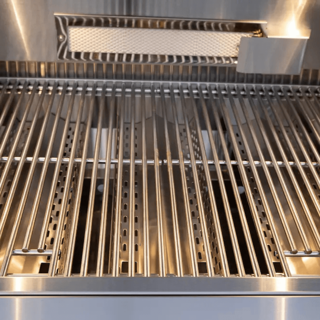 Churrasqueira à Gás Evol Modena 28'' Inox 3 Queimadores 70cm - churrasqueira inox de embutir com grelhas em inox e queimadores visíveis