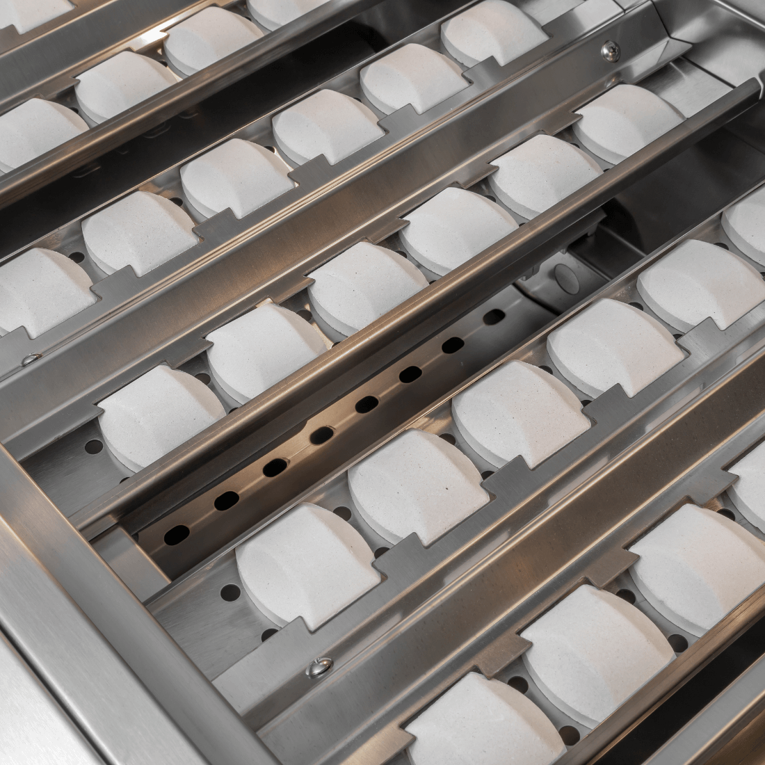 Churrasqueira à Gás Evol Modena 28'' Inox 3 Queimadores 70cm mostrando queimadores cerâmicos em inox escovado com grelhas e bandeja coletora