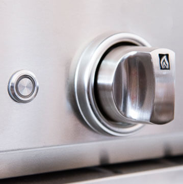 Churrasqueira à Gás Evol Modena 28'' Inox 3 Queimadores 70cm: detalhe do botão e manípulo em inox escovado com acabamento embutido