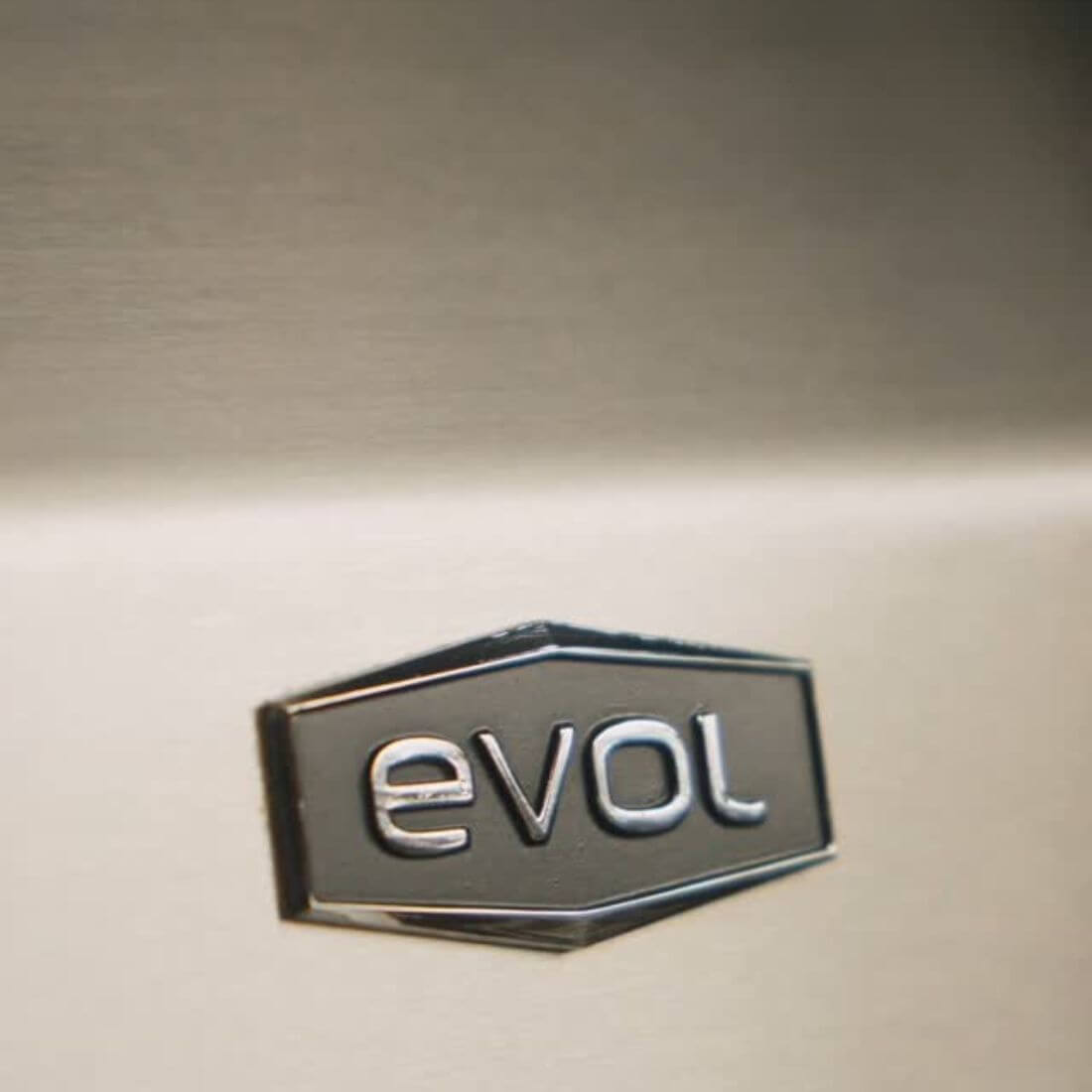 Side Burner a Gás Evol 2 Queimadores Tripla Chama Inox 34cm - detalhe da marca Evol em inox escovado na lateral do equipamento embutido