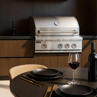 Churrasqueira à Gás Evol Modena 28'' Inox 3 Queimadores 70cm — churrasqueira a gás embutida em inox escovado com tampa, quatro botões e grelha visível