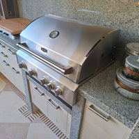 Churrasqueira a Gás Evol Florence 4 Queimadores Inox 79cm instalada em bancada de granito com tampa inox, puxador e quatro botões frontais