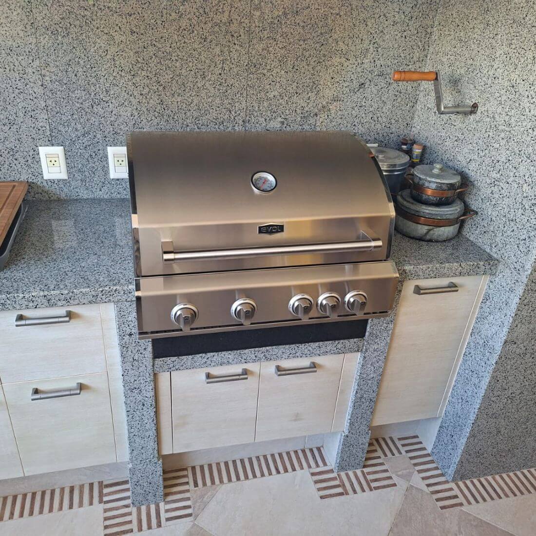 Churrasqueira a Gás Evol Florence 4 Queimadores Inox 79cm embutida em inox escovado com 4 queimadores, tampa e grelhas visíveis