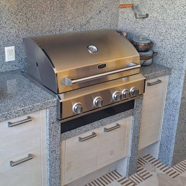 Churrasqueira a Gás Evol Florence 4 Queimadores Inox 79cm embutida em bancada de granito com acabamento inox, tampa e 4 botões cromados