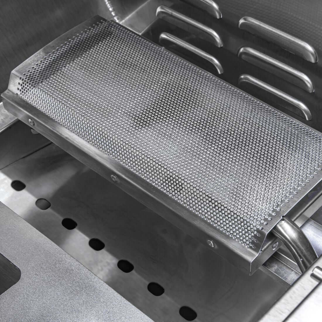 Churrasqueira Evol Modena 42 queimador infrared e grelha em aço inox, detalhe da chapa perfurada e acabamento premium