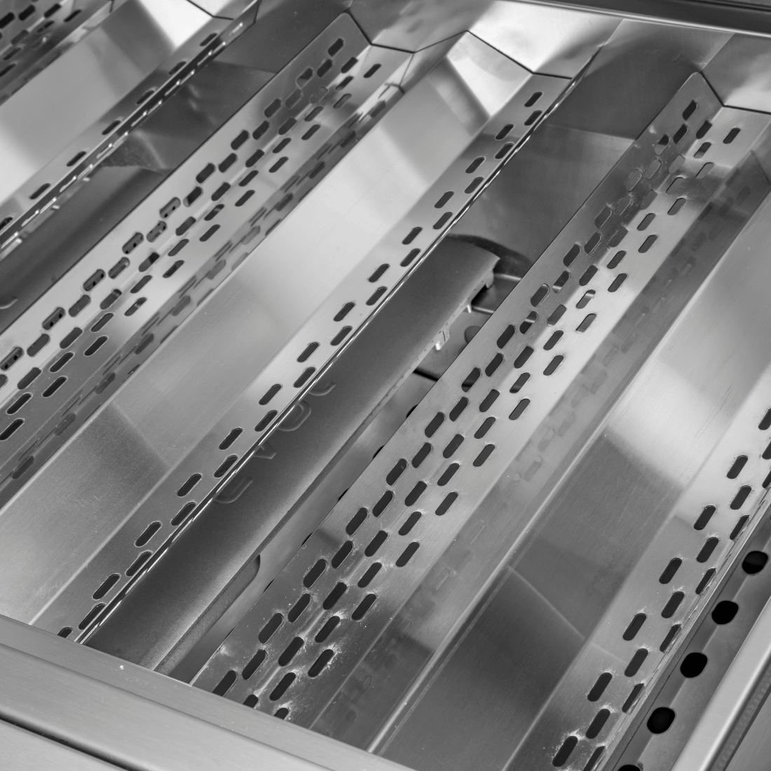 Churrasqueira à Gás Evol Modena 28'' Inox 3 Queimadores 70cm em inox escovado com defletores, grelhas e bandeja coletora para embutir