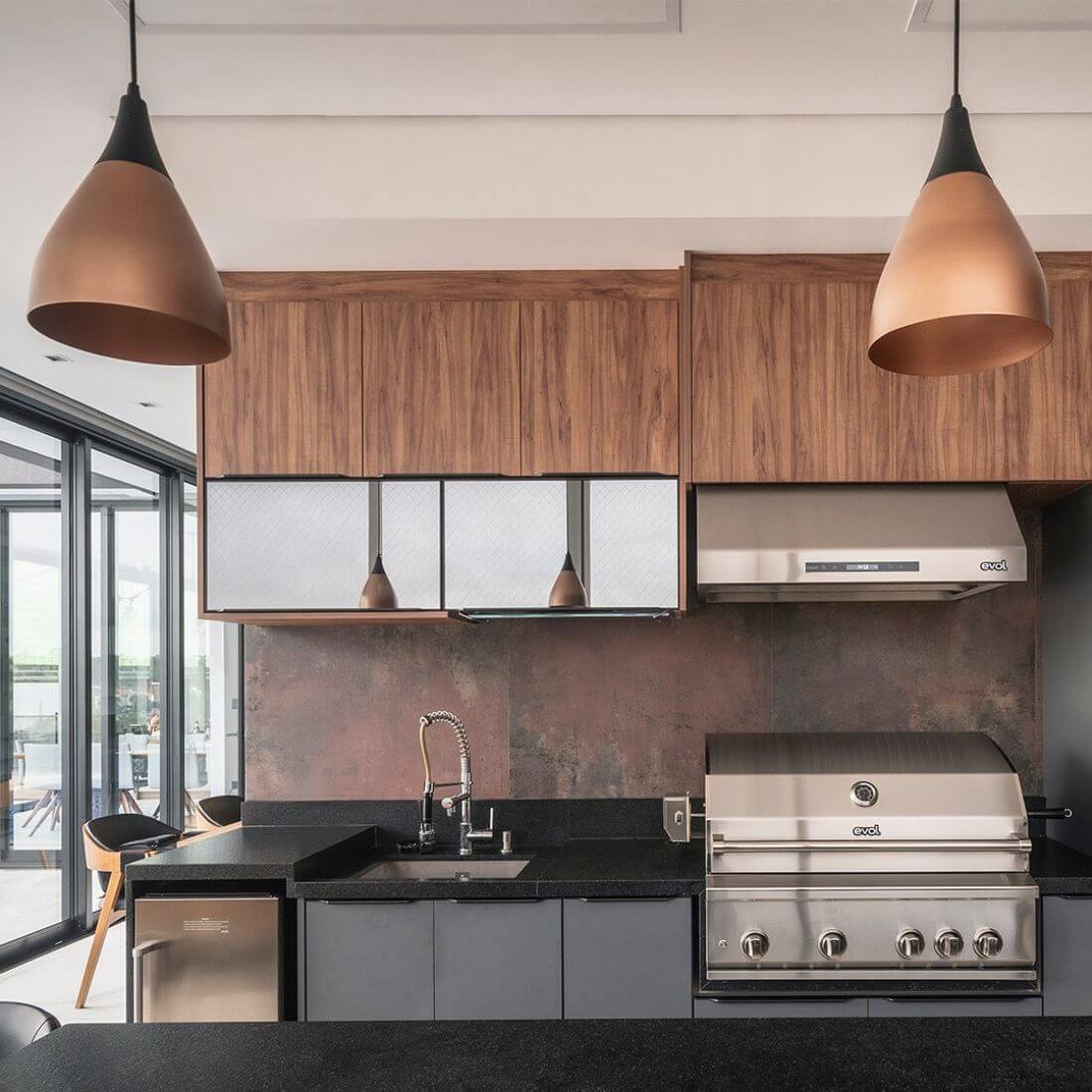 Churrasqueira Evol Modena 34 Inox 3 Queimadores 86cm instalada em área gourmet com acabamento inox, bancada e coifa embutida