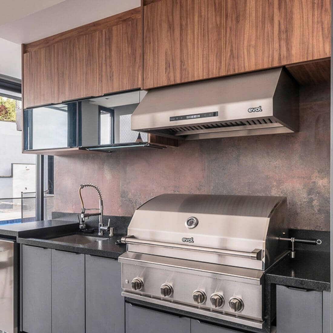 Churrasqueira Evol Modena 34 Inox 3 Queimadores 86cm instalada em área gourmet, inox, 3 queimadores, tampa e coifa embutida
