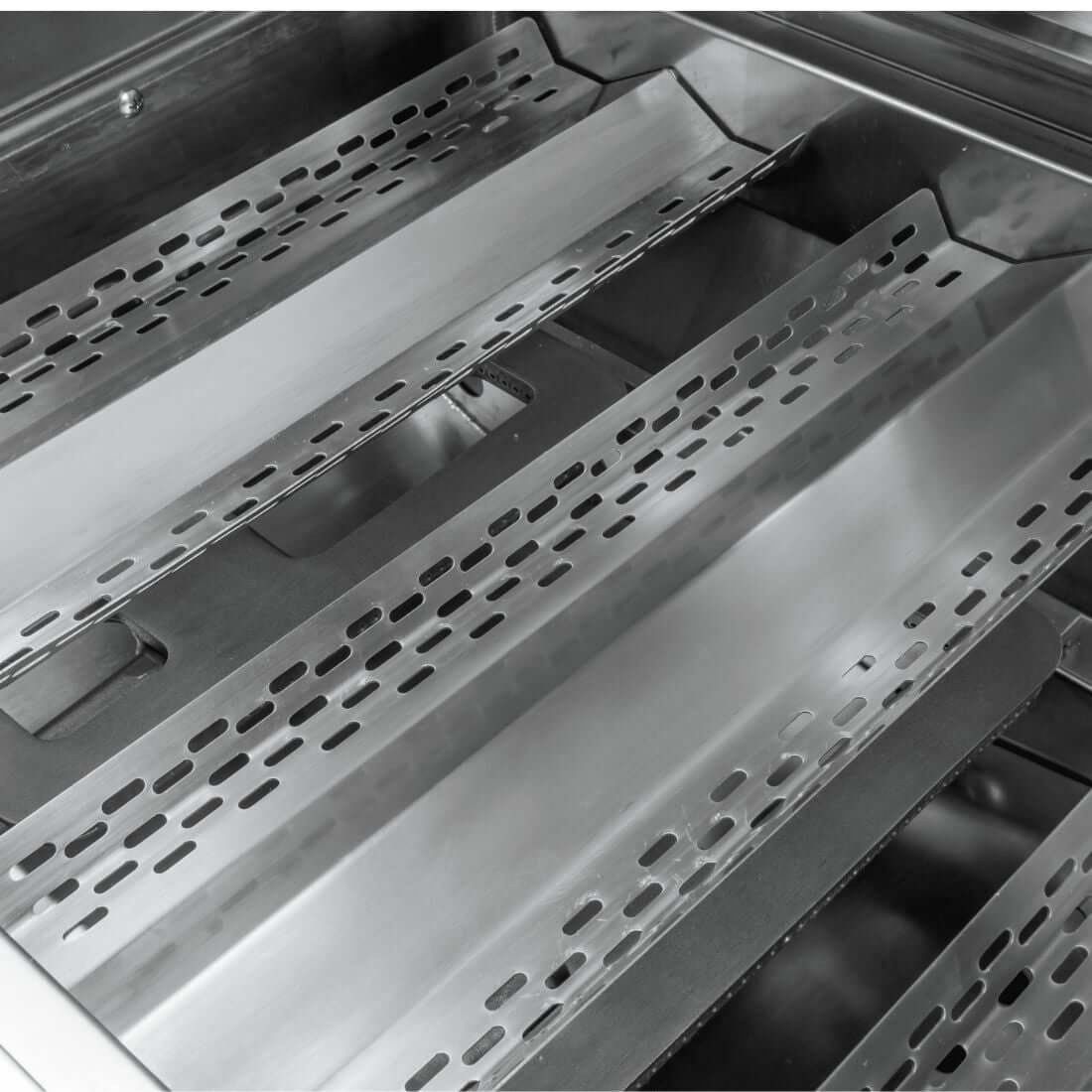 Churrasqueira Evol Modena 42 com defletores e chamas de aço inox para distribuição térmica uniforme