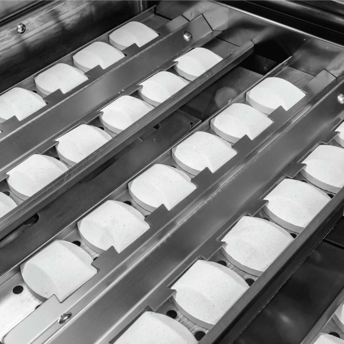 Churrasqueira Evol Modena com 4 queimadores e 2 infrared mostrando defletores cerâmicos e grelha interna em aço inox 107cm