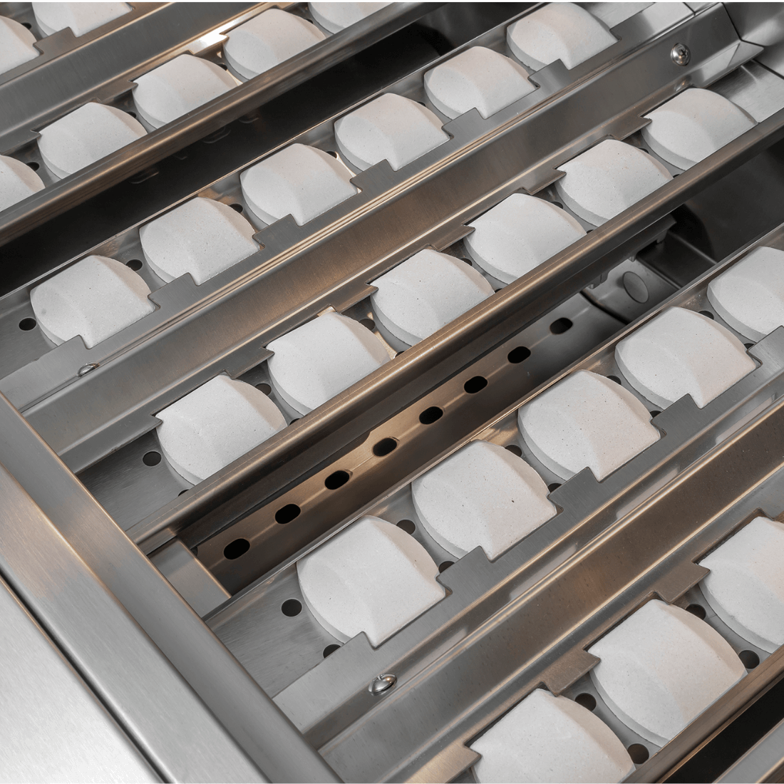 Churrasqueira Evol Modena 34 Inox 3 Queimadores 86cm: detalhe das grelhas inox e difusores cerâmicos em churrasqueira de embutir