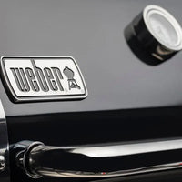 Churrasqueira a Gás Weber 3 Queimadores 130 cm com Rodízio Gênesis II E-335 em inox brilhante com tampa, termômetro e puxador cromado