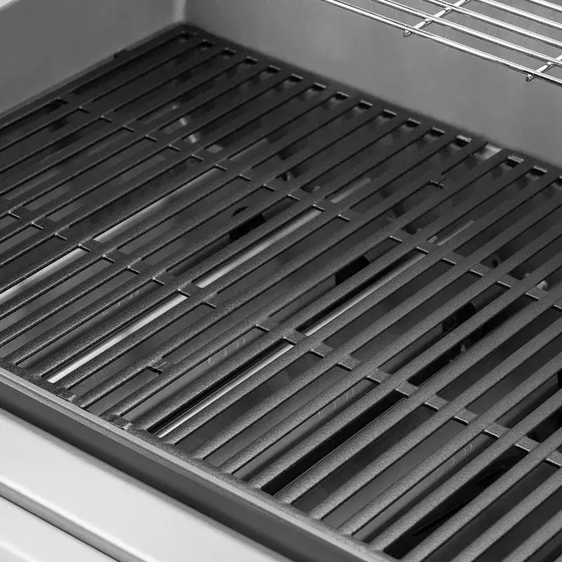 Churrasqueira a Gás Weber 3 Queimadores 130 cm com Rodízio Gênesis II E-335 mostrando grelha em ferro fundido e acabamento inox escovado, bandeja coletora