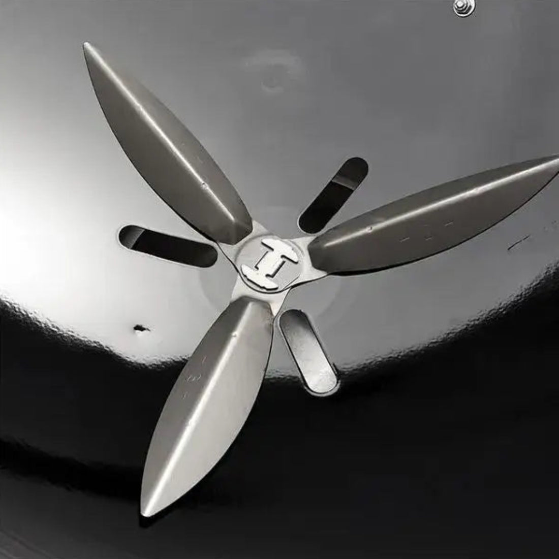 Churrasqueira a Carvão Weber Original Kettle mostrando saída de ventilação cromada na tampa preta brilhante com acabamento liso
