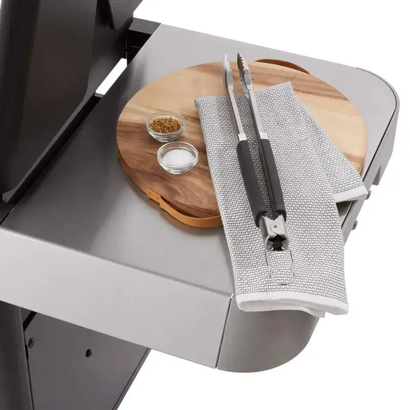 Churrasqueira a Gás Weber 4 Queimadores 165cm com Rodizio Gênesis II S-435: lateral inox com bandeja, tábua de madeira, pegador e pano