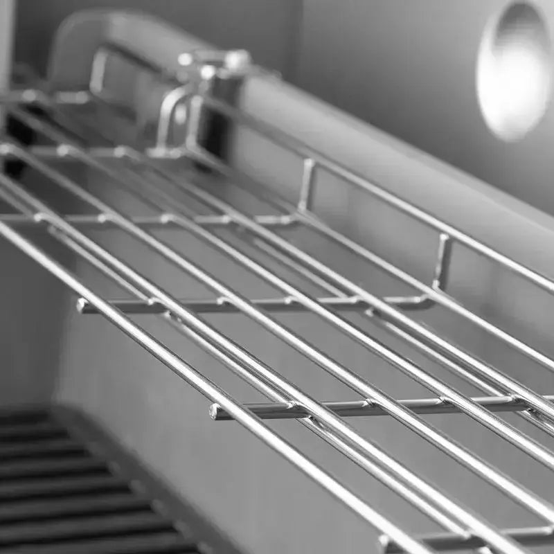 Churrasqueira a Gás Weber 3 Queimadores 130 cm com Rodízio Gênesis II E-335: grelha superior em inox escovado com suporte, tampa e acabamento premium
