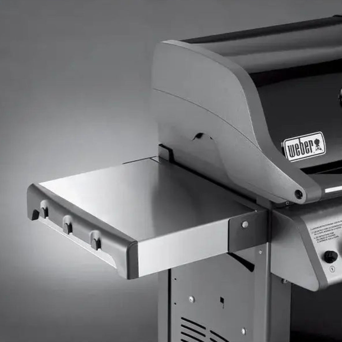 Churrasqueira a Gás Weber 2 Queimadores 120cm com Rodízio Spirit E-210 em inox com bancada lateral, tampa articulada e acabamento polido