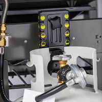 Churrasqueira a Gás Weber 3 Queimadores 130 cm com Rodízio Gênesis II E-335 mostrando regulador, botijão e conexão em inox