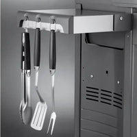 Churrasqueira a Gás Weber 2 Queimadores 120cm com Rodízio Spirit E-210 mostrando lateral com suporte inox, ganchos e utensílios pendurados
