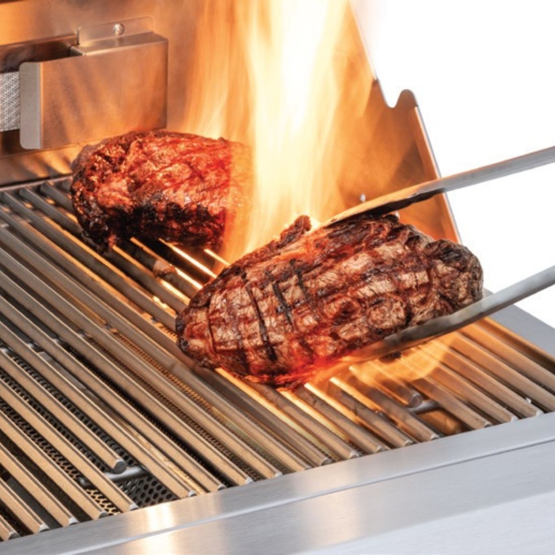 Churrasqueira Tecno a gás inox 2 queimadores 64cm com grelha e carnes selando em chamas