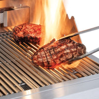 Churrasqueira Tecno a gás inox 2 queimadores 64cm com grelha e carnes selando em chamas