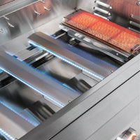 Churrasqueira Tecno com interior em inox 304, queimadores azuis e queimador Sear infravermelho aceso