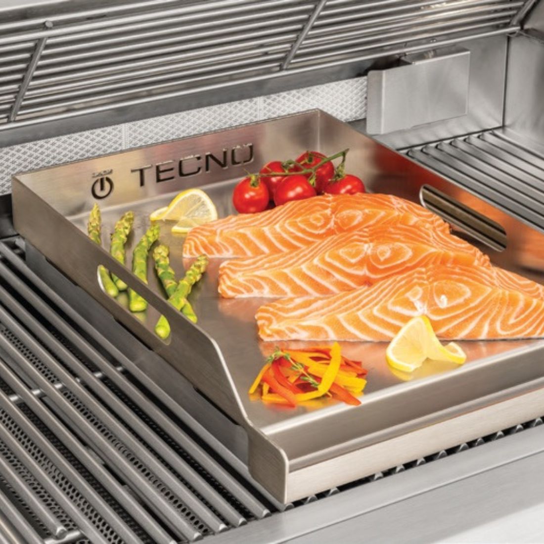 Churrasqueira Tecno em aço inox 304 com chapa para grelhar salmão, tomates e aspargos — 3 queimadores, design profissional