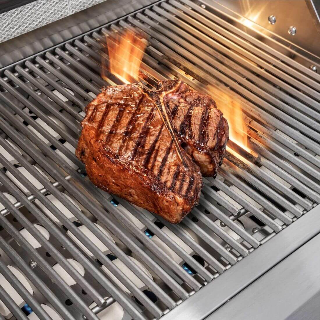 Alt Tag: Churrasqueira Tecno grelha inox 100cm com 4 queimadores e bife grelhado em chamas