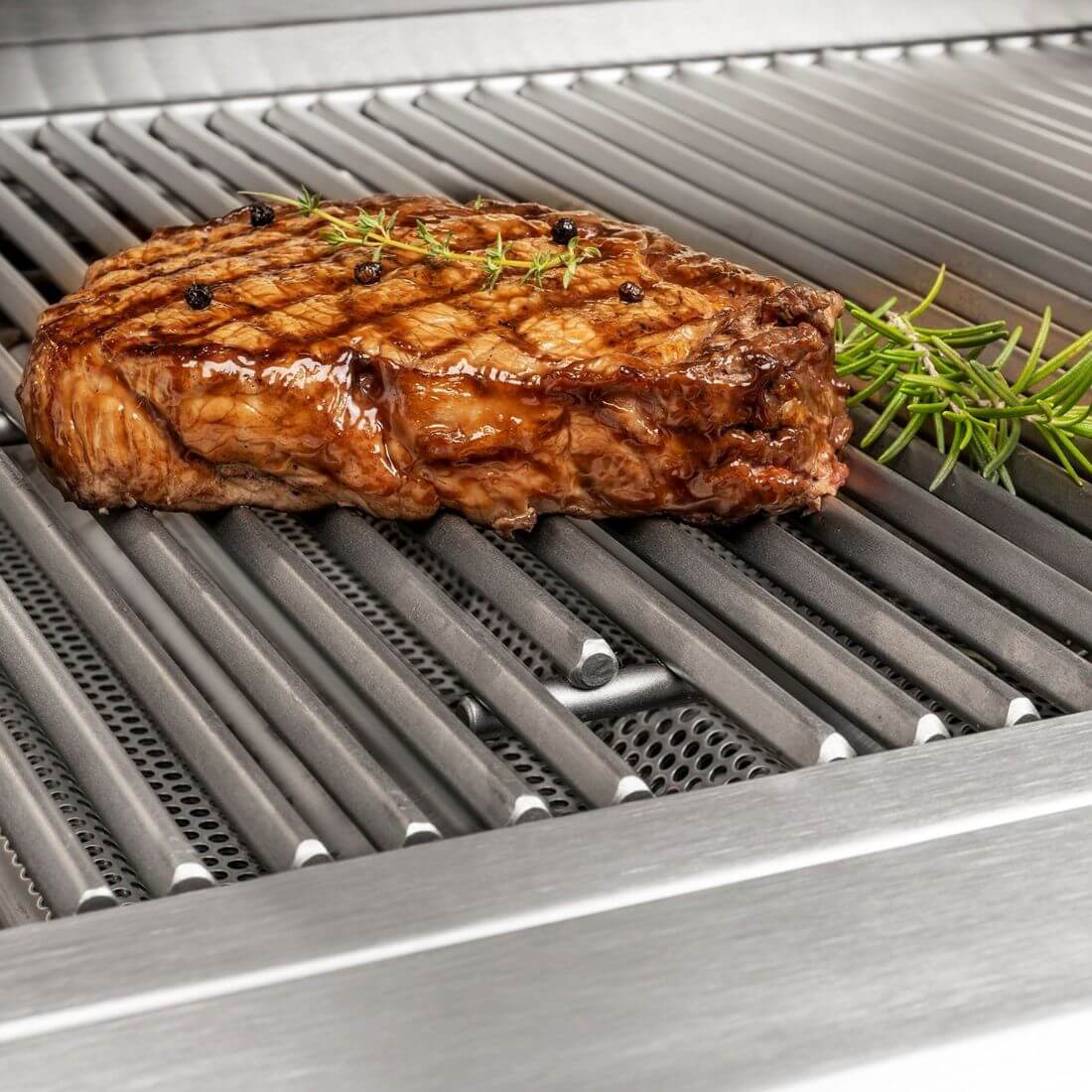 Churrasqueira Tecno: bife suculento grelhado em inox 100cm com marcas perfeitas e ervas