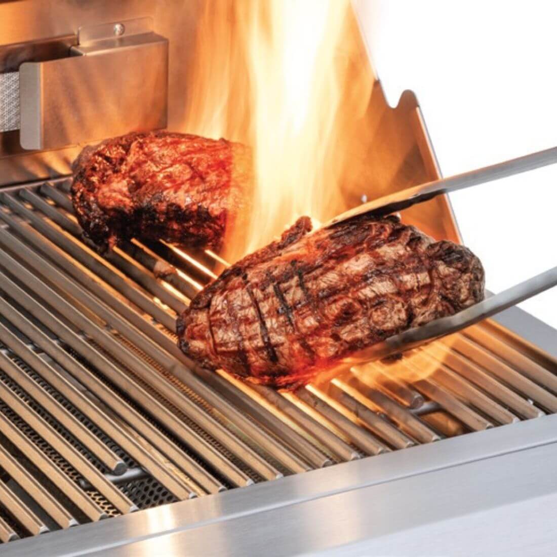 Alt Tag: Churrasqueira Tecno a gás 4 queimadores inox 100cm grelha com carnes selando e chamas (inox 304, queimador Sear, espeto infravermelho)