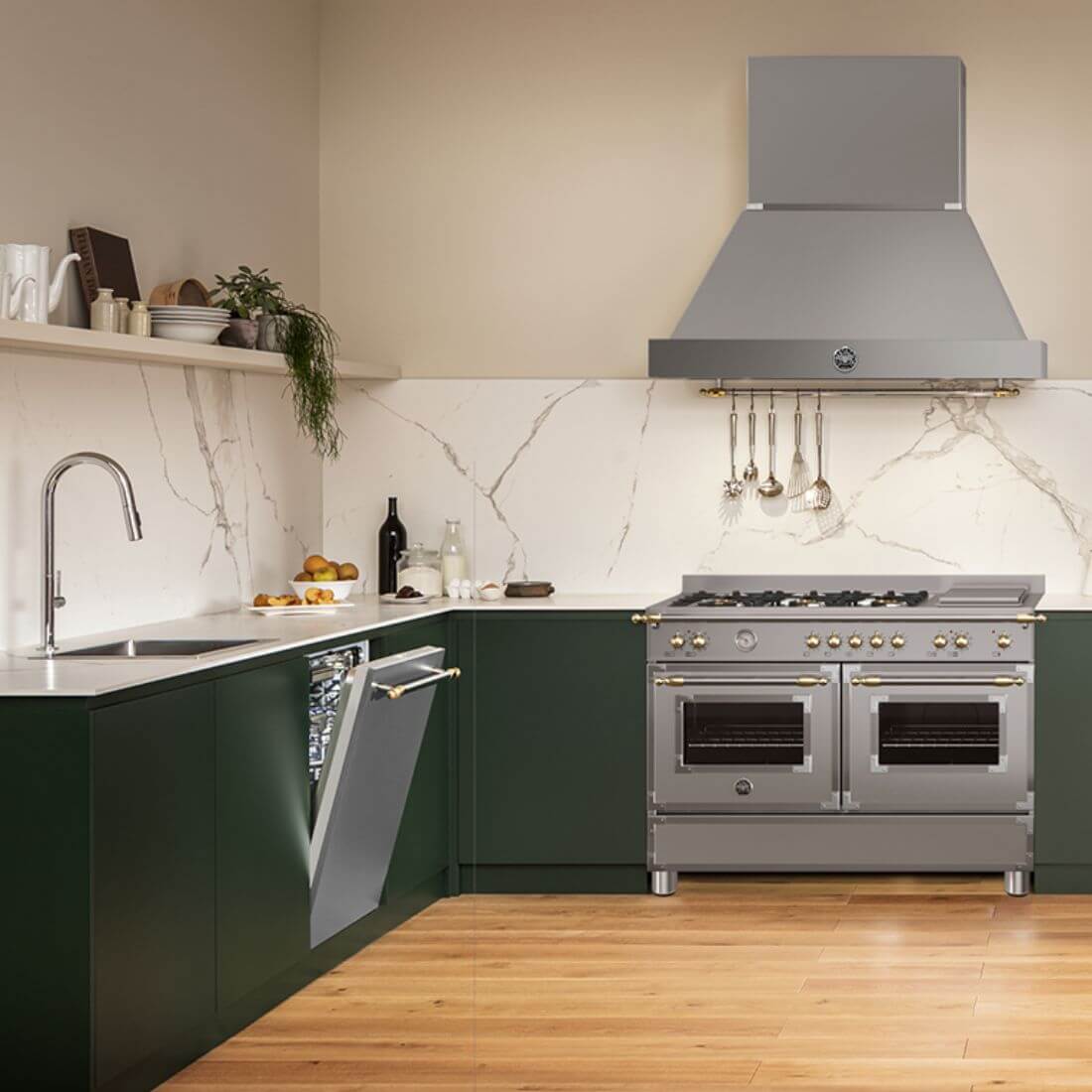 Coifa Bertazzoni Heritage de Parede Inox 122cm coifa de parede em inox, formato piramidal, painel touch discreto e duto visível na cozinha