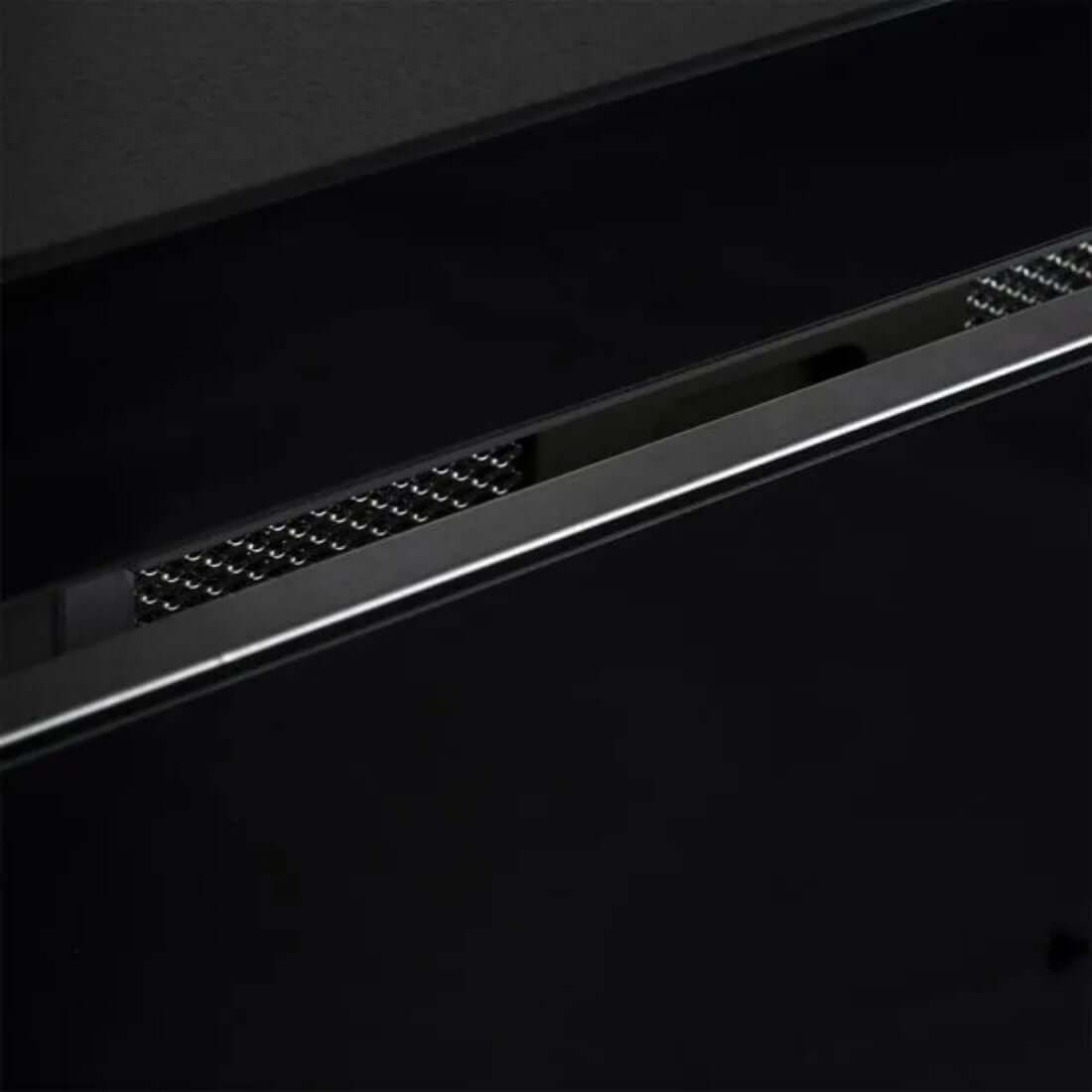 Coifa Cuisinart Arkton de Embutir no Móvel Preta 90cm mostrando detalhe em inox e vidro preto, duto discreto e acabamento slim