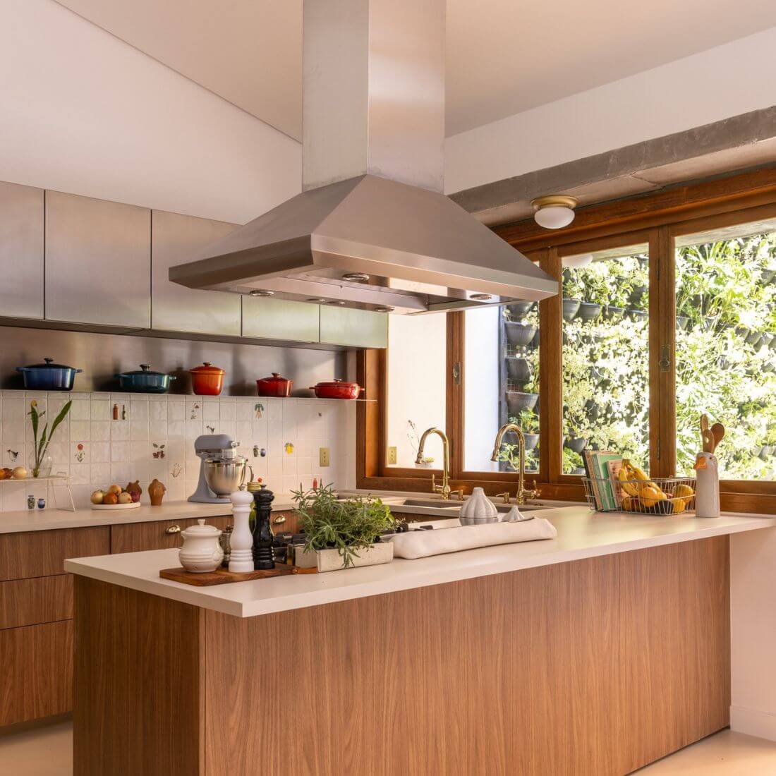 Coifa Bertazzoni Leone de Ilha Inox 106cm coifa de ilha em inox escovado sobre bancada central, formato piramidal e duto visível