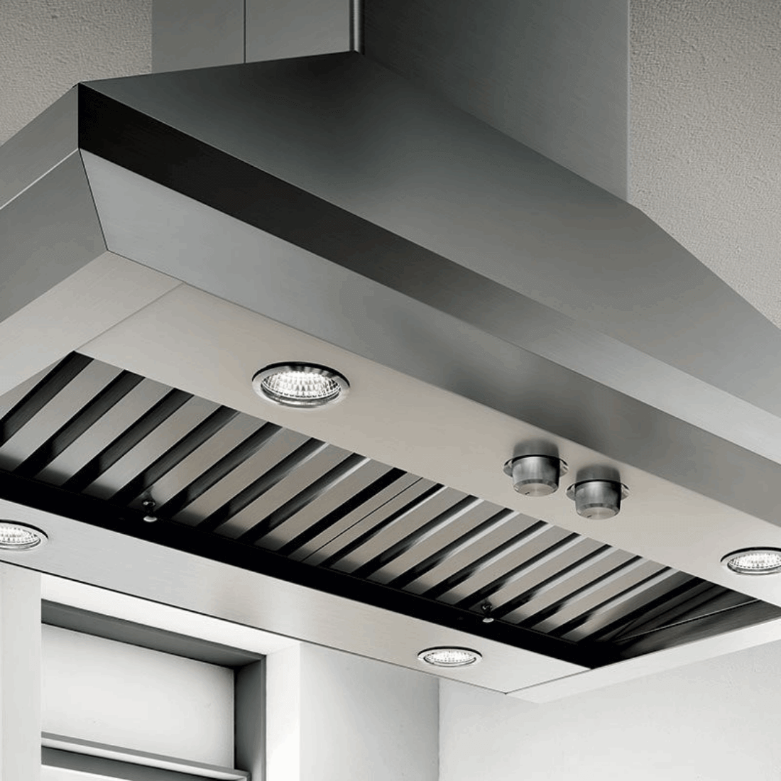 Coifa Bertazzoni Leone de Ilha Inox 106cm em inox escovado, formato piramidal, iluminação LED e painel com botões visíveis, duto para teto