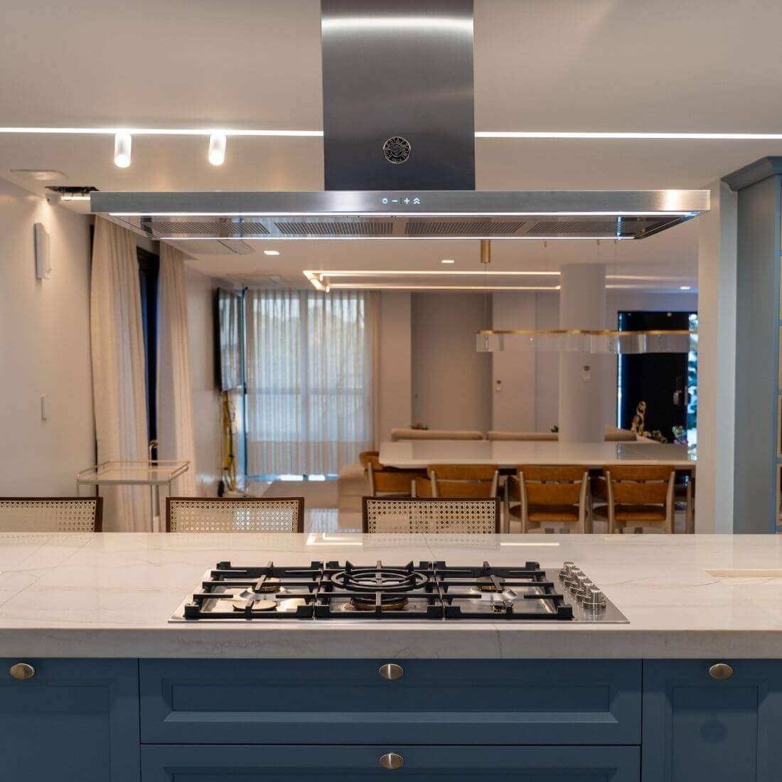 Coifa Bertazzoni Thin Ilha Inox 120cm em inox escovado, coifa de ilha retangular slim com painel touch iluminado sobre ilha cooktop