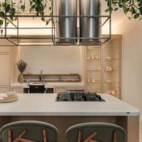 Coifa ilha CrissAir Isola Cilindro Inox 40cm: coifa de ilha em inox cilíndrica, iluminação LED, painel eletrônico e duto aparente no teto