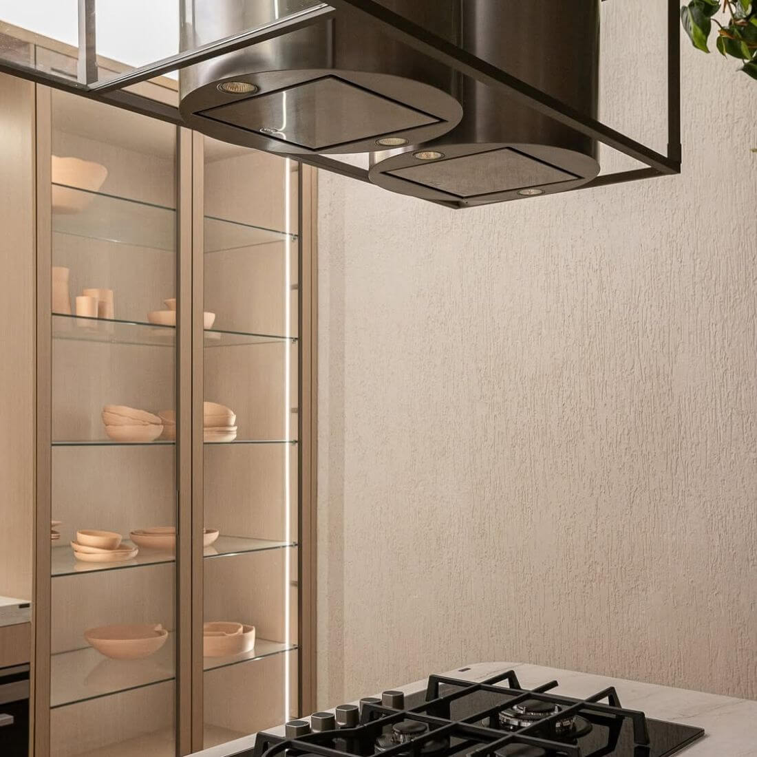 Coifa ilha CrissAir Isola Cilindro Inox 40cm em inox cilíndrico sobre ilha, iluminação LED, painel touch e duto visível