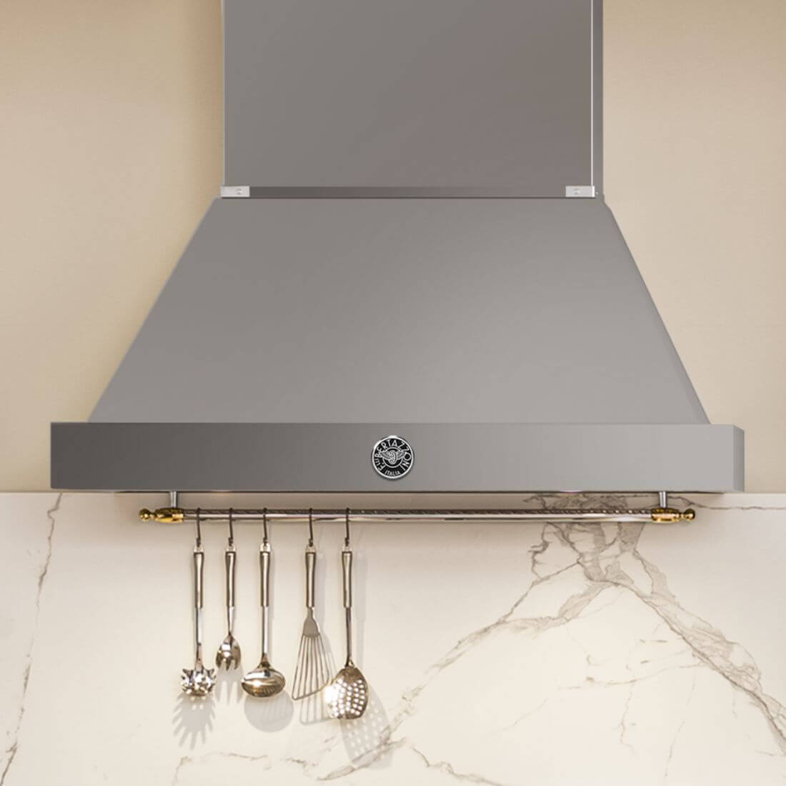 Coifa Bertazzoni Heritage de Parede Inox 122cm coifa de parede em inox piramidal com acabamento escovado, painel discreto e barra para utensílios