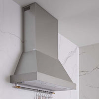 Coifa Bertazzoni Heritage de Parede Inox 122cm — coifa de parede em inox piramidal com painel de botões visível, iluminação LED e duto superior.