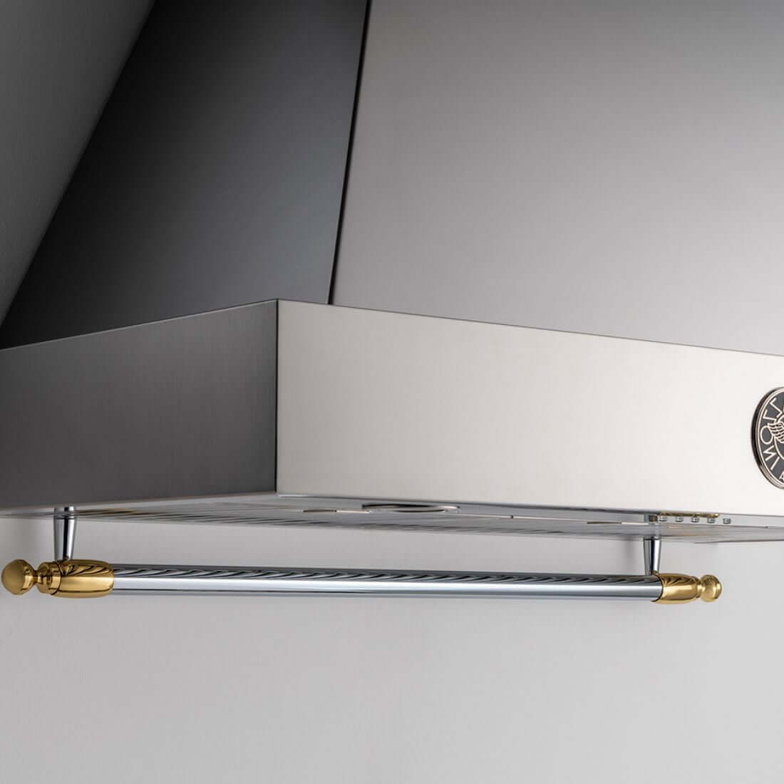 Coifa Bertazzoni Heritage de Parede Inox 122cm em inox com acabamento acetinado, detalhe dourado, barra frontal e design piramidal
